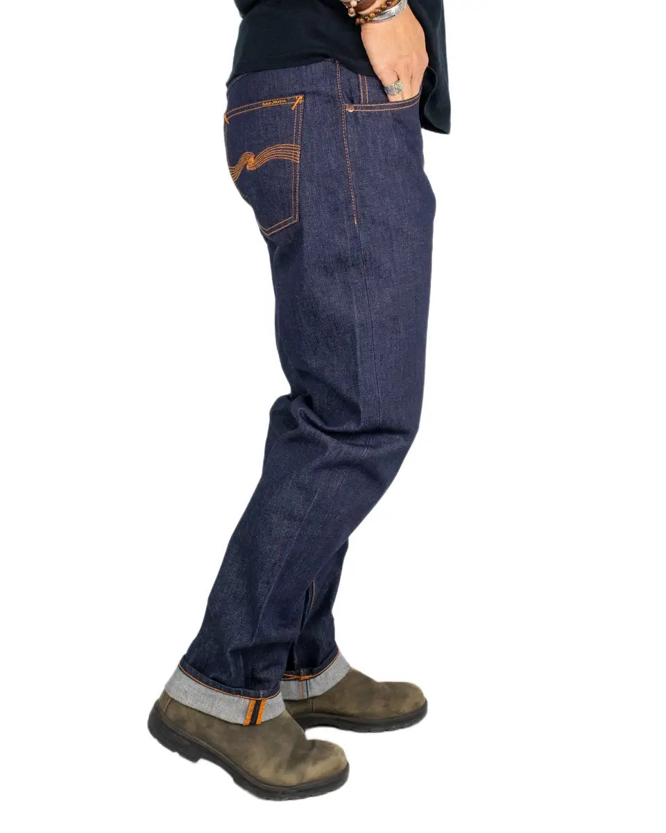 Nudie Rad Rufus Dry One jeans, sedda från sidan