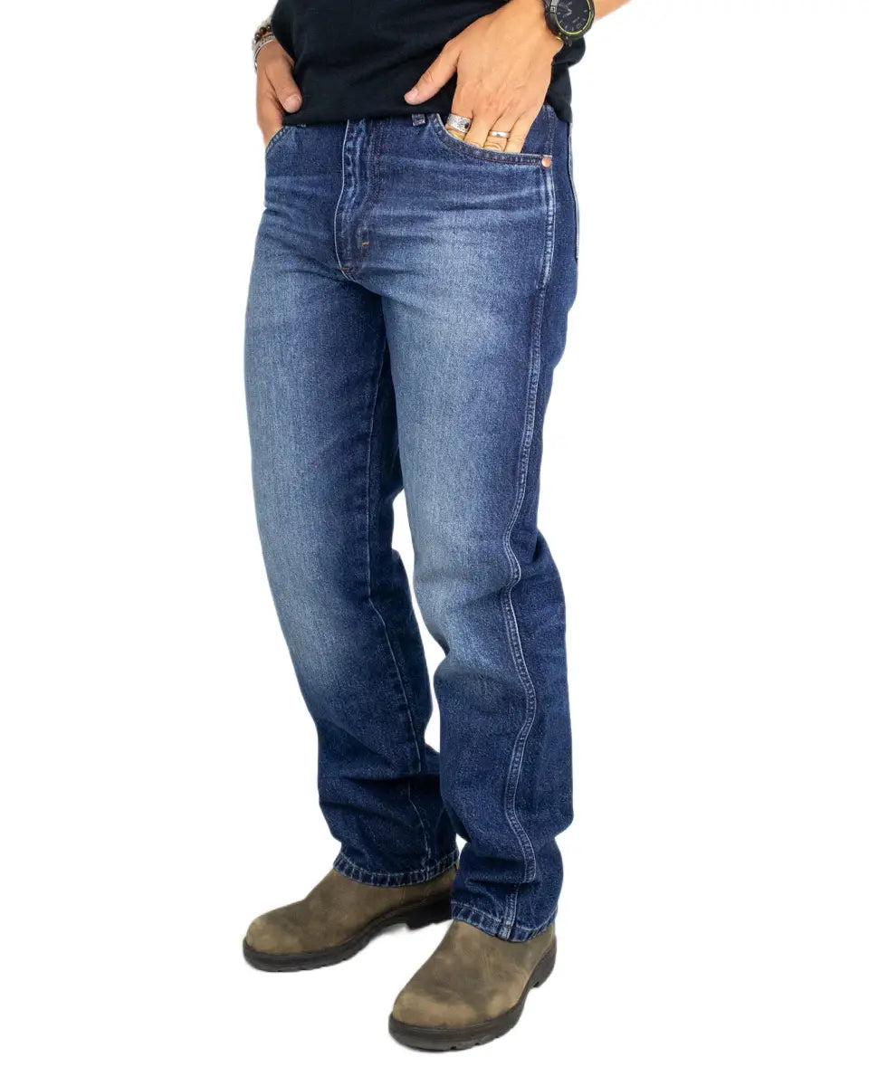 Wrangler 13MWZ jeans, sedda snett framifrån