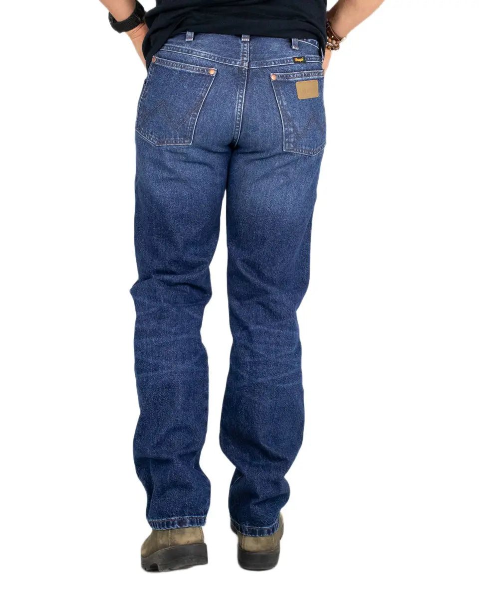 Wrangler 13MWZ jeans, baksida med rakt ben över kängorna