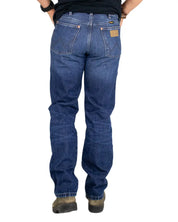 Wrangler 13MWZ jeans, baksida med rakt ben över kängorna