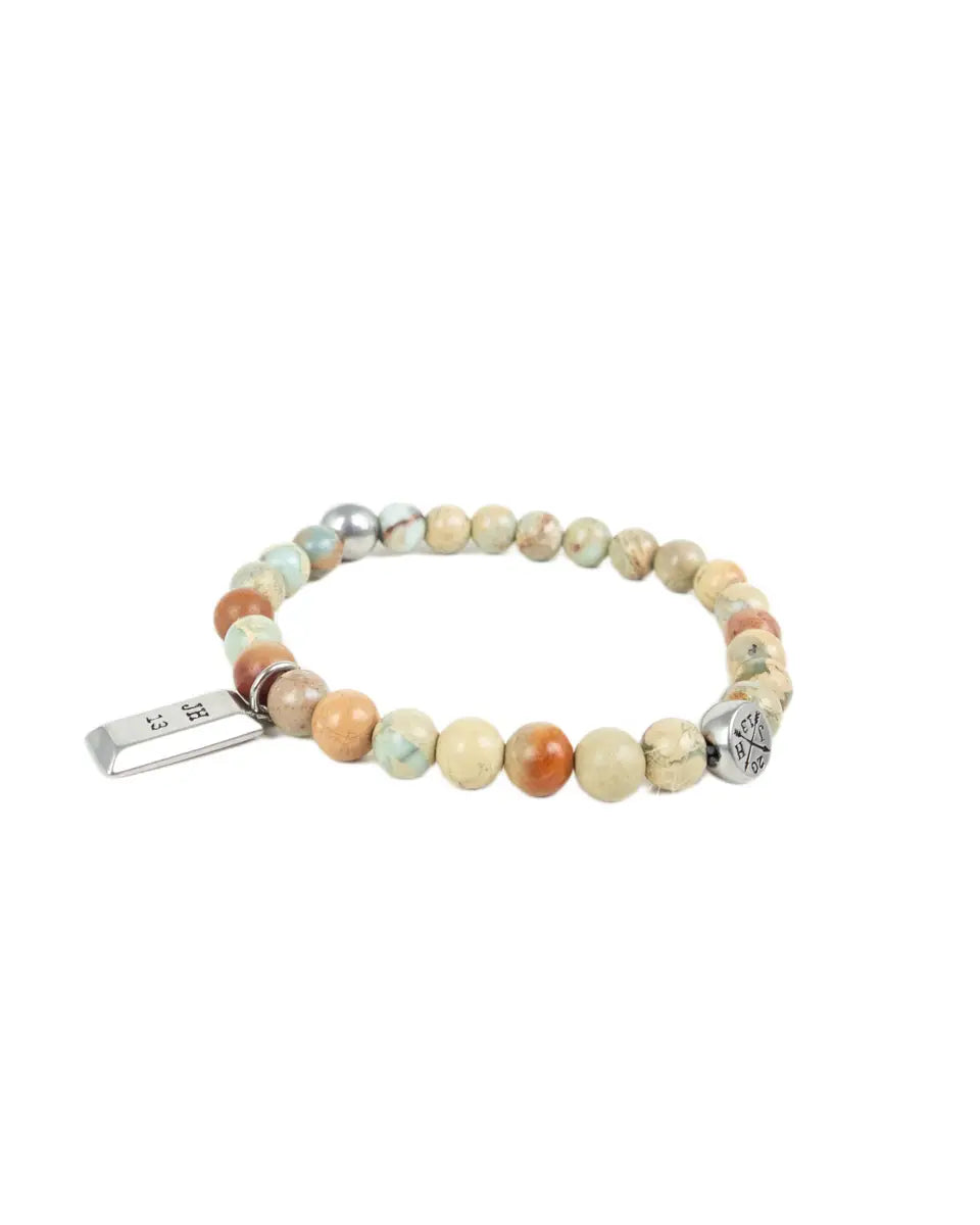 Jernhest Holger armband i beige naturstenspärlor, vinkel