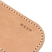 WESN Allman läderslida i natural, detaljbild med logotyp