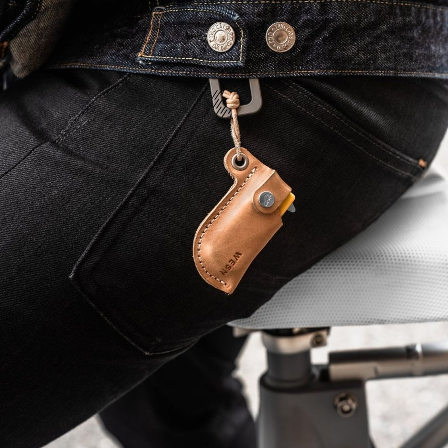 WESN Microblade läderslida naturfärgad fäst i bältet med karbinhake