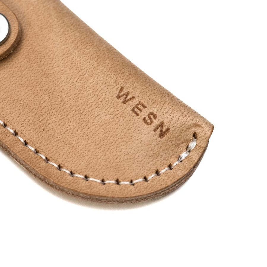 WESN Microblade läderslida naturfärgad, närbild på sömmar och WESN-prägling