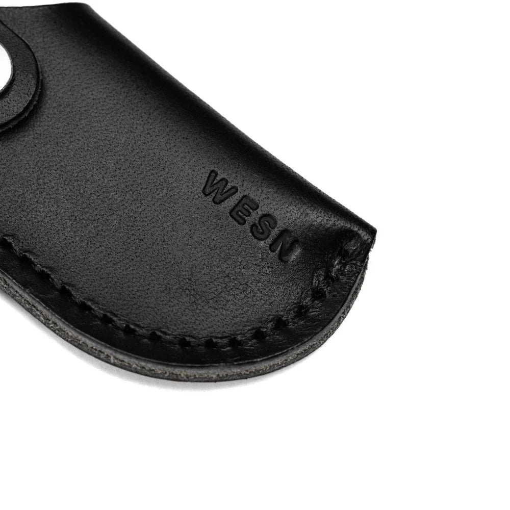 WESN Microblade läderslida i svart, närbild på prägling