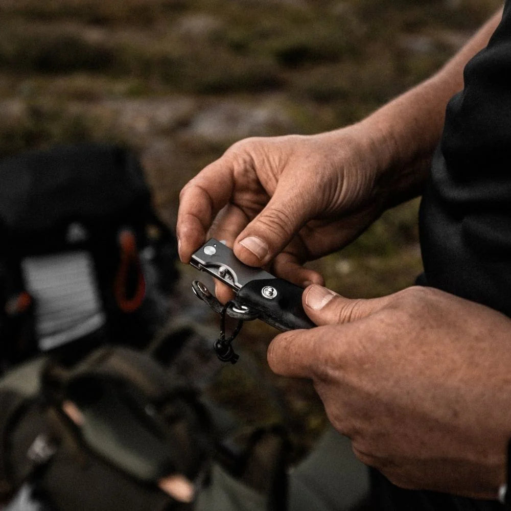 WESN Microblade läderslida i svart, i användning utomhus