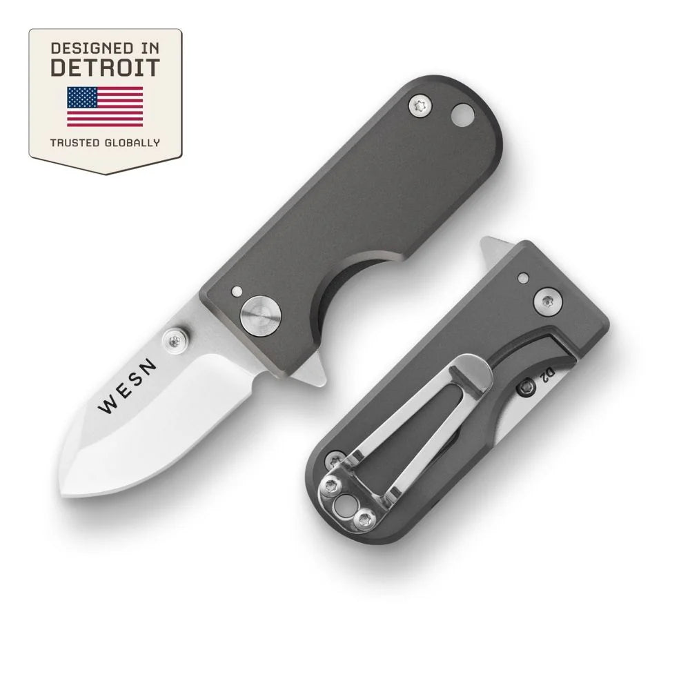 WESN Microblade fickkniv i titanium, öppen och stängd sida vid sida