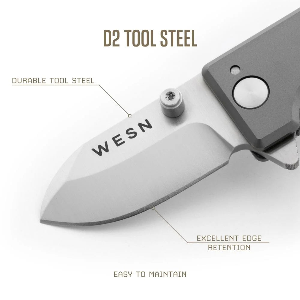 WESN Microblade fickkniv i titanium i handen utomhus