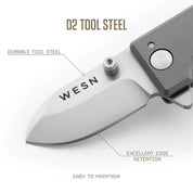 WESN Microblade fickkniv i titanium i handen utomhus