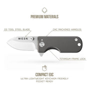 WESN Microblade fickkniv i titanium, närbild på D2-stålblad