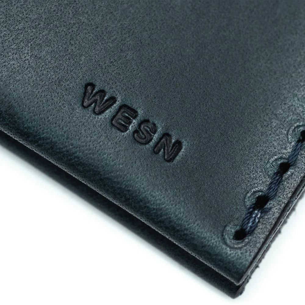WESN The Forsta plånbok i läder, blå, detaljbild med logotyp