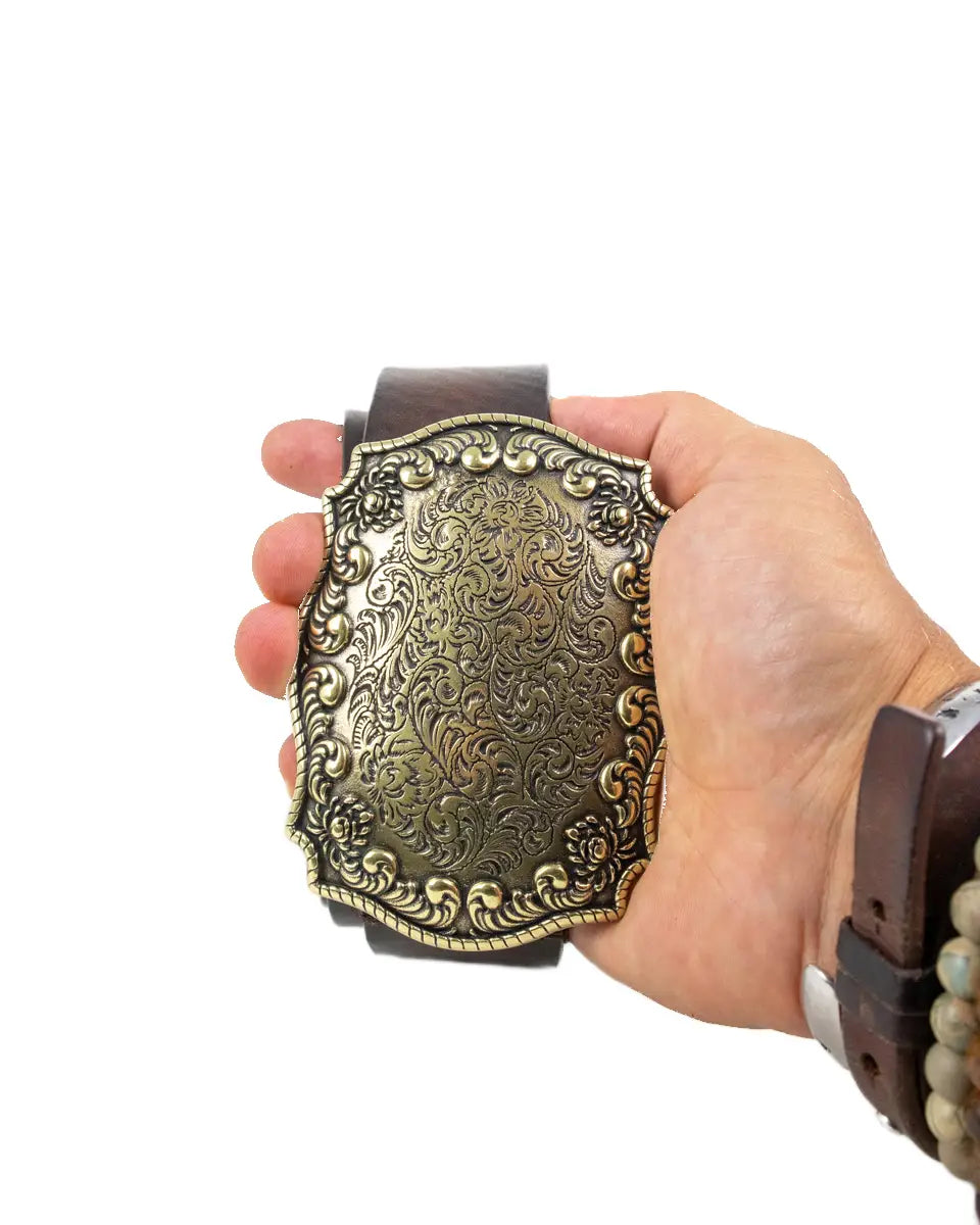 Wrangler Oversized Buckle Belt i brunt läder, spänne i hand för storlek