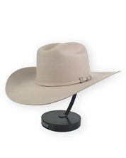 Ariat 3X Western cowboyhatt i beige ullfilt, snett från sidan på hattstativ