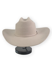Ariat 3X Western cowboyhatt i beige ullfilt, framifrån på hattstativ