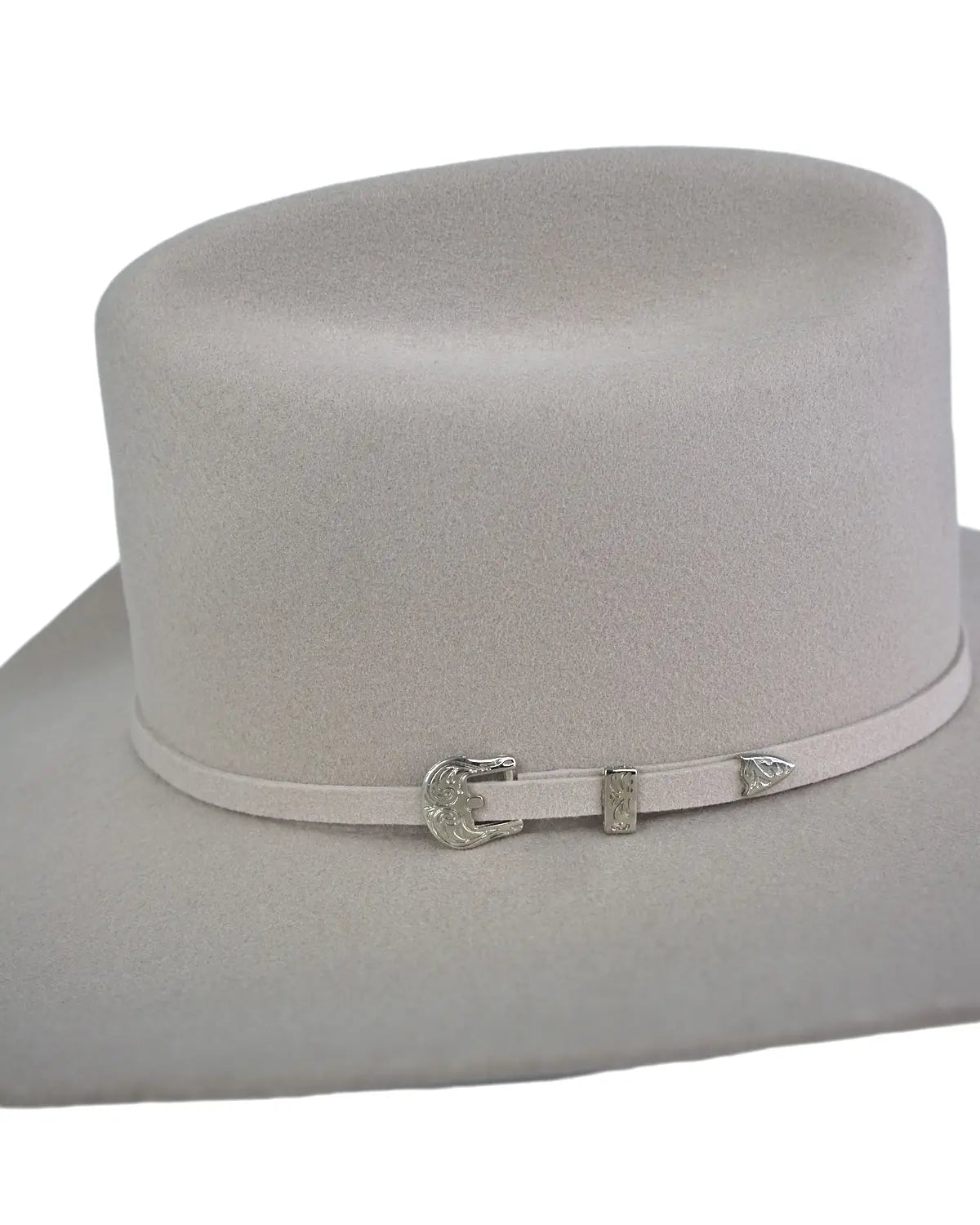 Ariat 3X Western cowboyhatt i beige, närbild på hattbandet med silverspänne