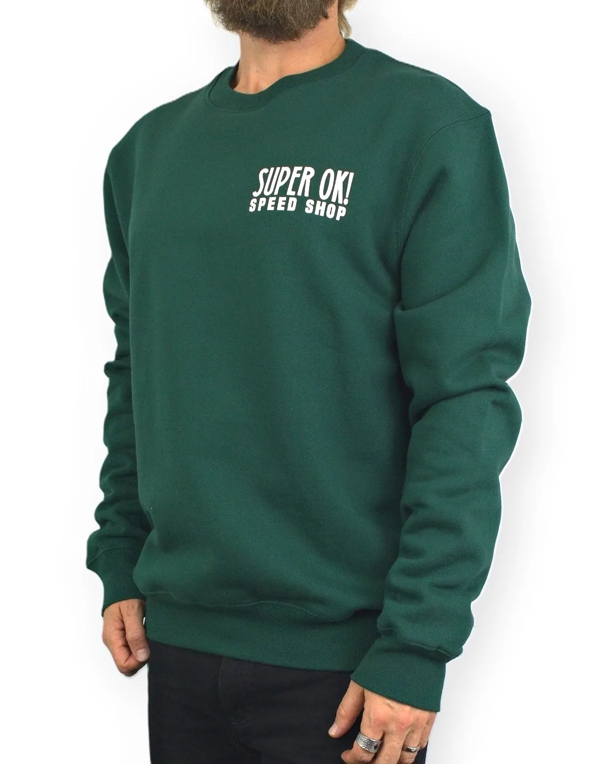Deus Ex Machina Chessboxin Crew sweatshirt i grönt, snett framifrån, på modell