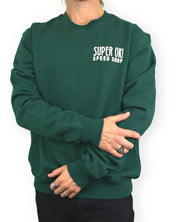 Deus Ex Machina Chessboxin Crew sweatshirt i grönt, framsida med armarna i kors, på modell