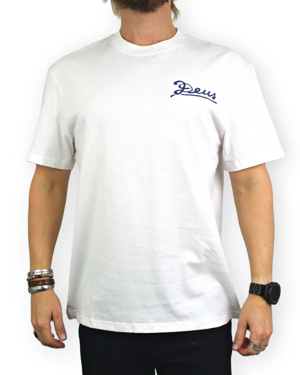 Deus Ex Machina Bobskull T-shirt i vitt, framsida med Deus-logga i skrivstil, på modell
