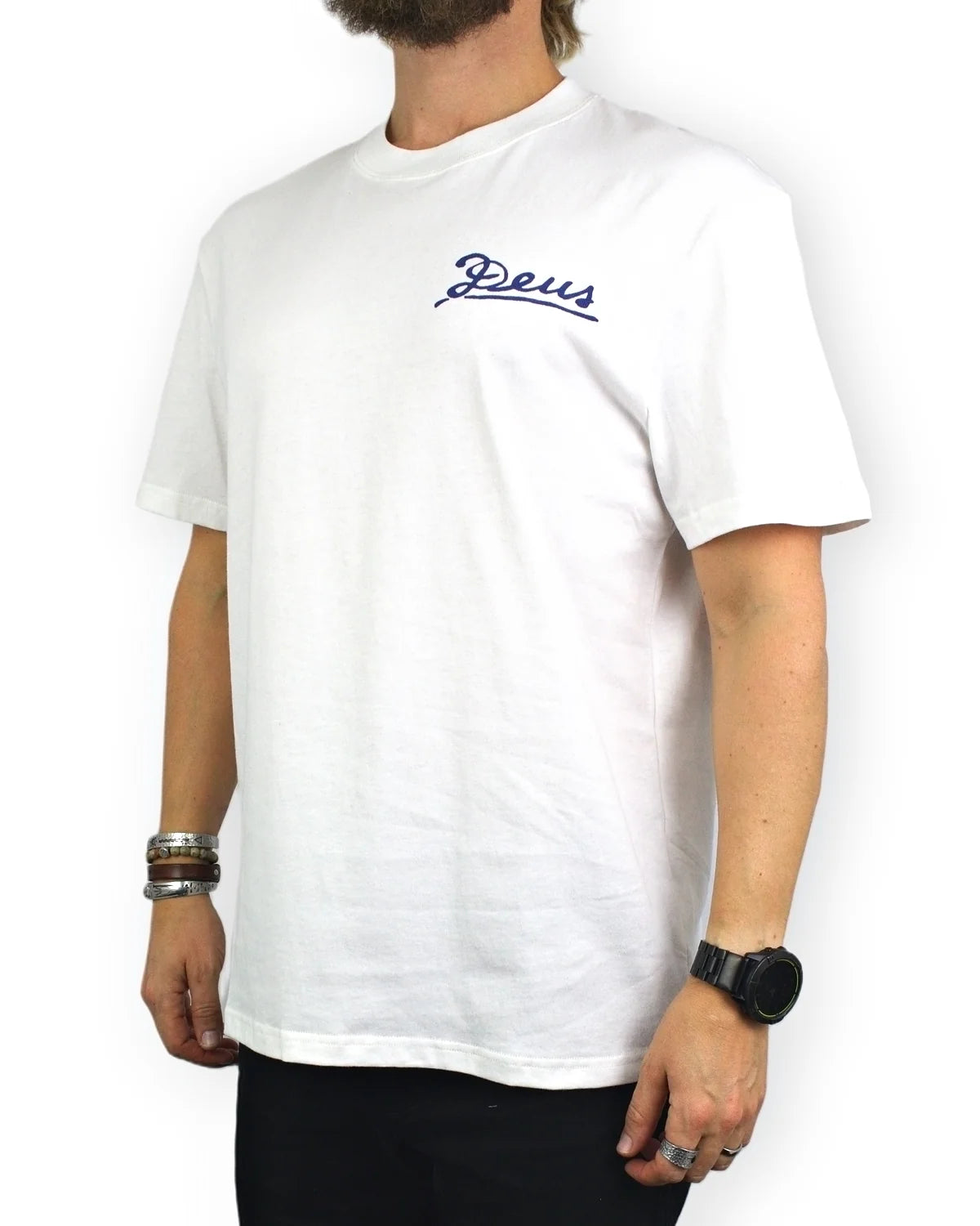Deus Ex Machina Bobskull T-shirt i vitt, snett framifrån, på modell
