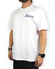 Deus Ex Machina Bobskull T-shirt i vitt, snett framifrån, på modell
