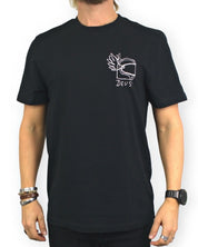 Deus Ex Machina Harajuku Helmet T-shirt i svart, framsida med hjälmlogga på bröstet, på modell