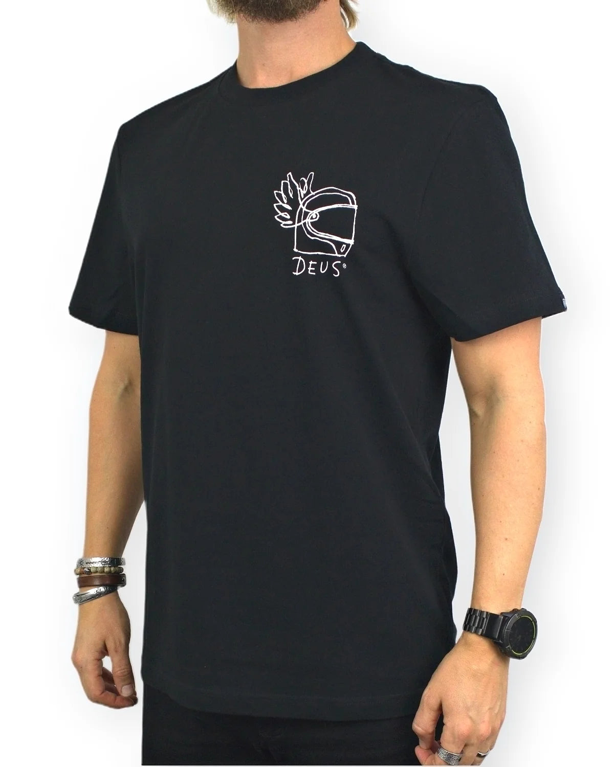 Deus Ex Machina Harajuku Helmet T-shirt i svart, snett framifrån, på modell