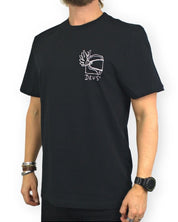 Deus Ex Machina Harajuku Helmet T-shirt i svart, snett framifrån, på modell