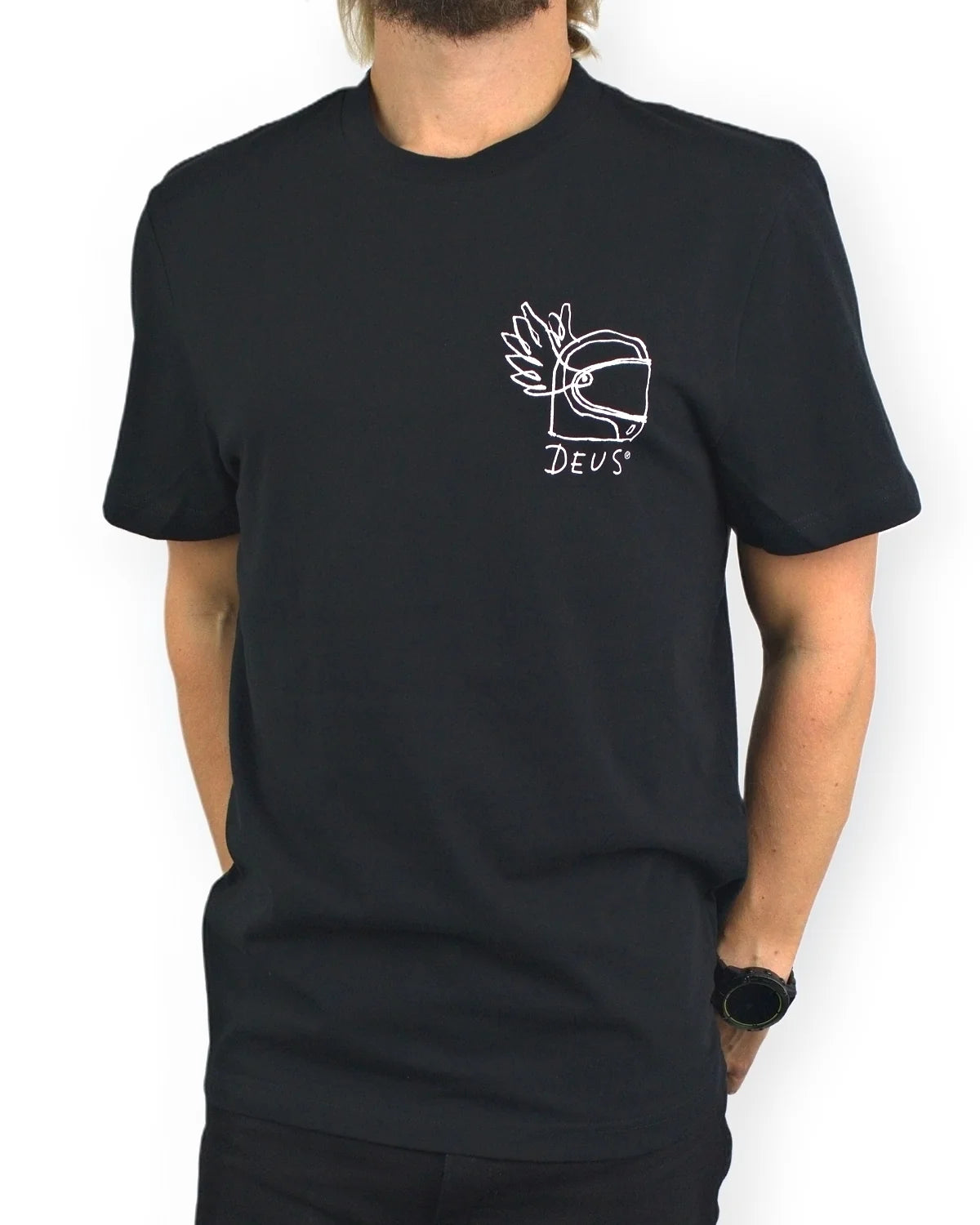 Deus Ex Machina Harajuku Helmet T-shirt i svart, framsida med händerna i fickorna, på modell