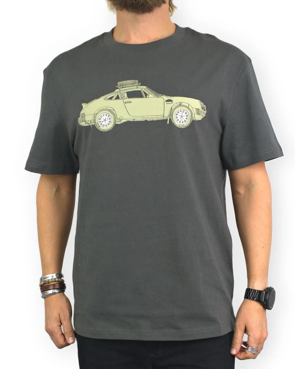 Deus Ex Machina Park T-shirt i tvättad grön, framsida med bilmotiv, på modell