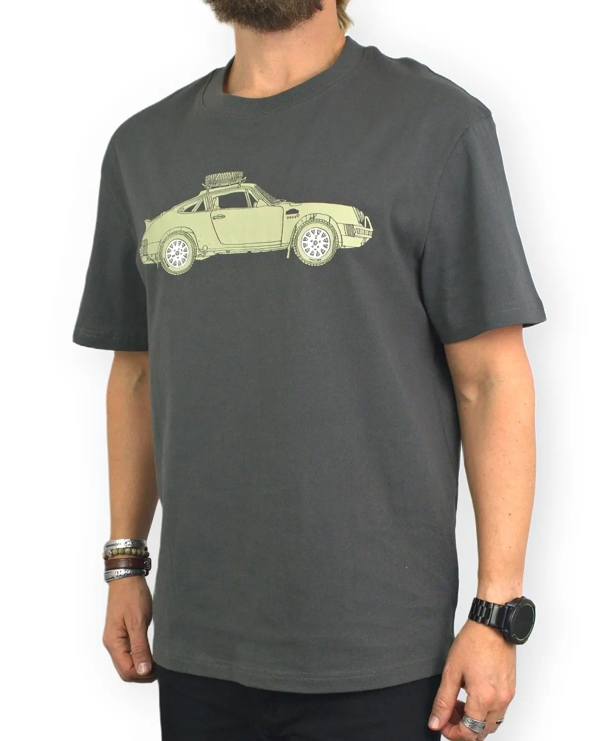Deus Ex Machina Park T-shirt i tvättad grön, snett framifrån, på modell