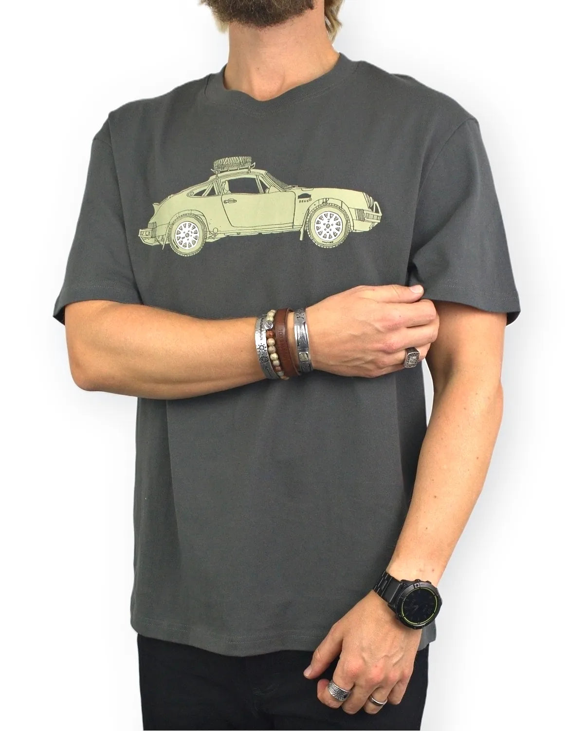 Deus Ex Machina Park T-shirt i tvättad grön, framsida med armarna i kors, på modell
