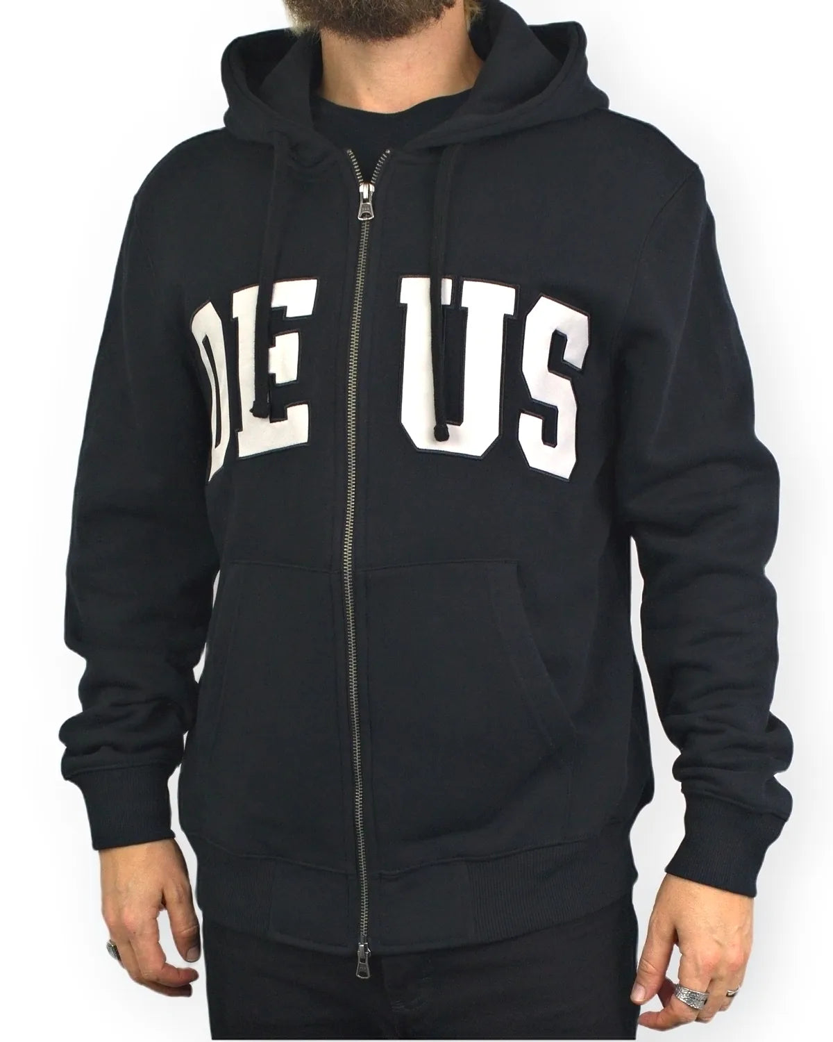 Deus Ex Machina Victory Lap zip hoodie i svart, framsida med DEUS-applikation, på modell