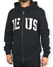 Deus Ex Machina Victory Lap zip hoodie i svart, framsida med DEUS-applikation, på modell
