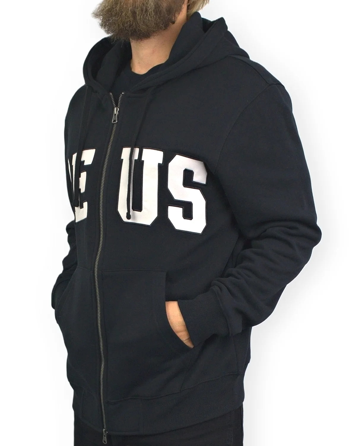 Deus Ex Machina Victory Lap zip hoodie i svart, snett framifrån med handen i fickan, på modell