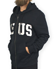 Deus Ex Machina Victory Lap zip hoodie i svart, snett framifrån med handen i fickan, på modell