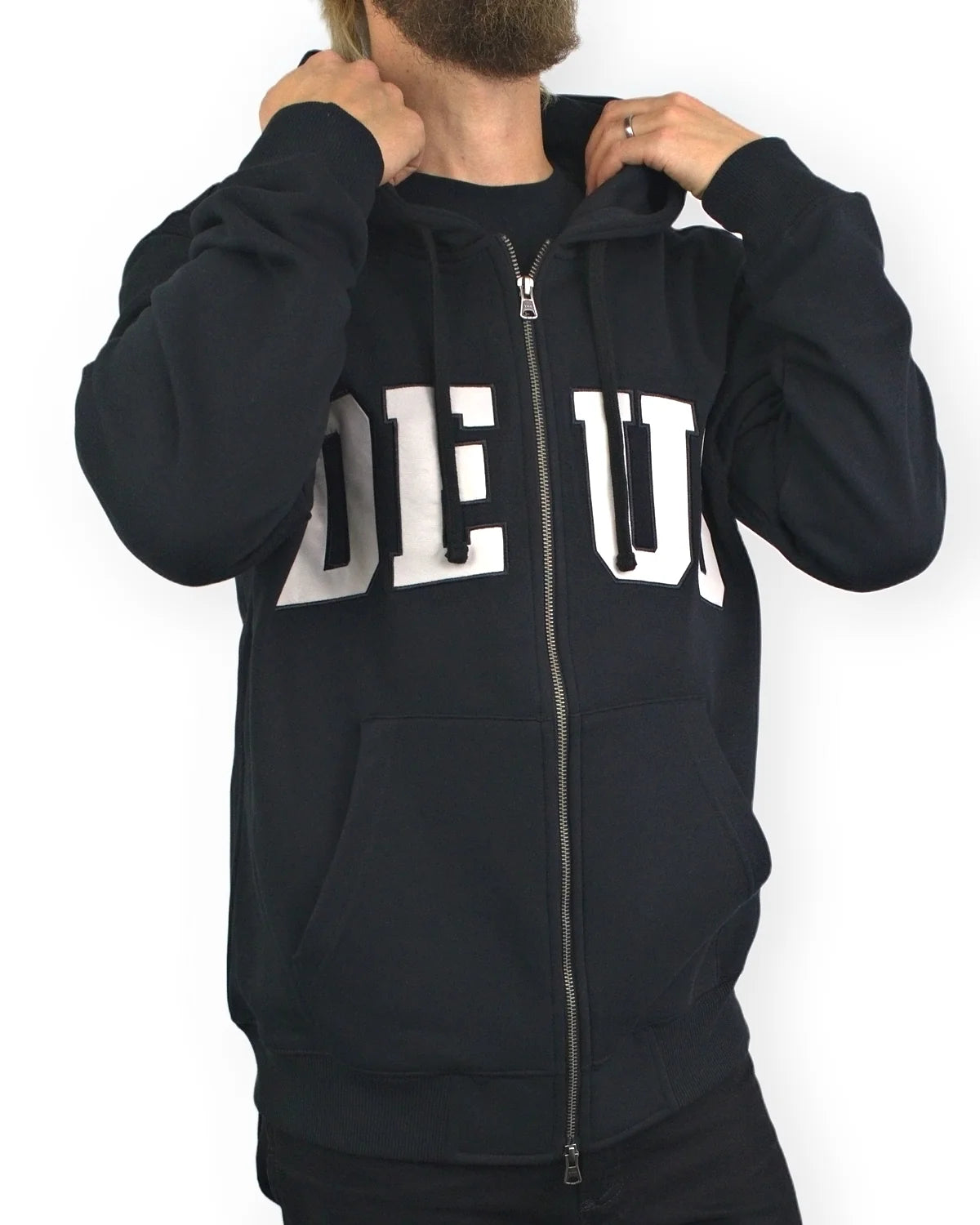 Deus Ex Machina Victory Lap zip hoodie i svart, framsida med händerna vid luvan, på modell