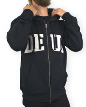 Deus Ex Machina Victory Lap zip hoodie i svart, framsida med händerna vid luvan, på modell