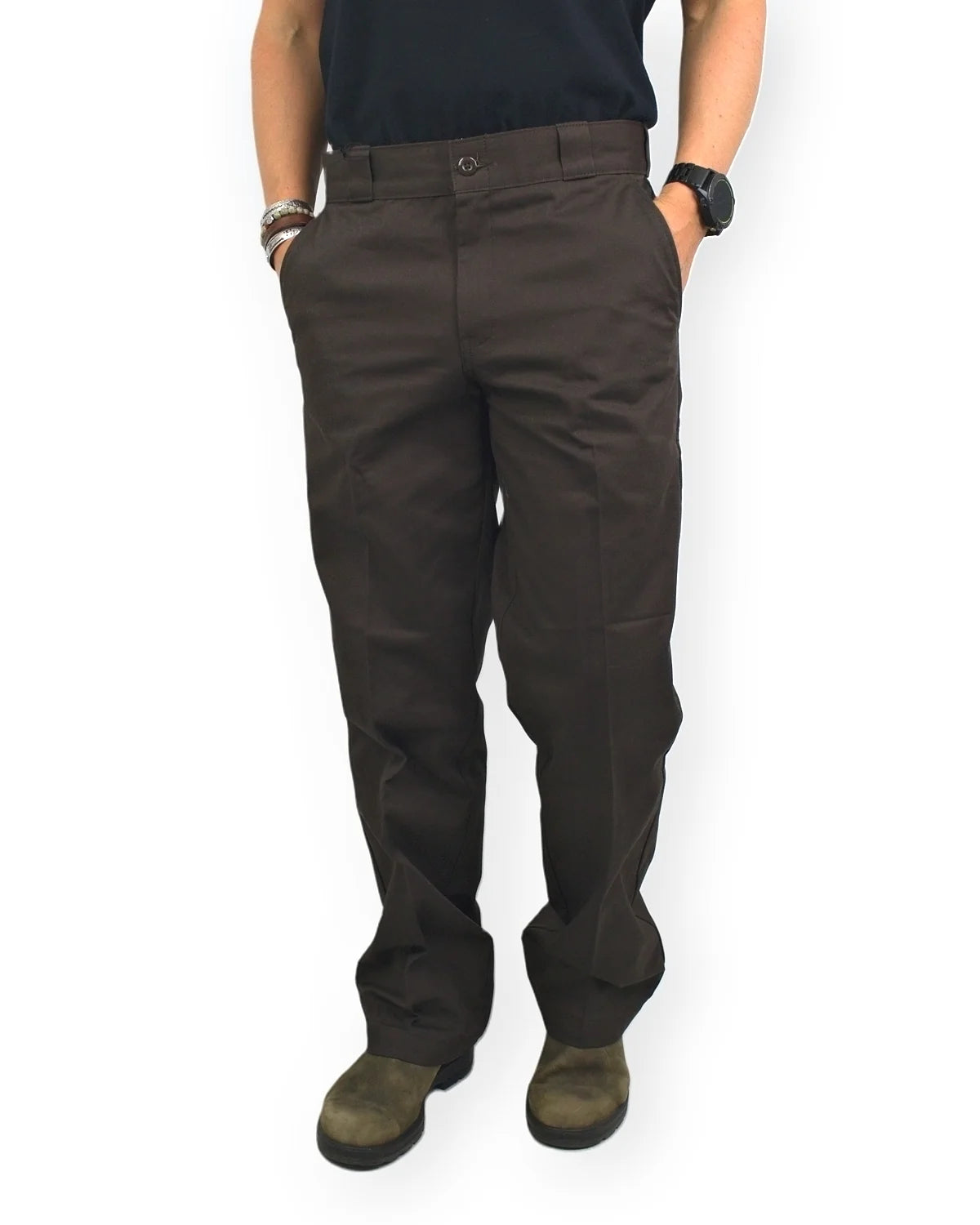 Dickies 247 Regular Work Pant arbetsbyxor i brunt, framsida, på modell