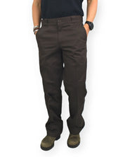 Dickies 247 Regular Work Pant arbetsbyxor i brunt, framsida, på modell