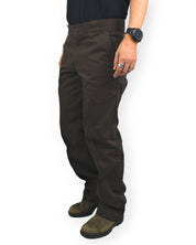 Dickies 247 Regular Work Pant arbetsbyxor i brunt, från sidan, på modell