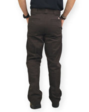Dickies 247 Regular Work Pant arbetsbyxor i brunt, baksida, på modell