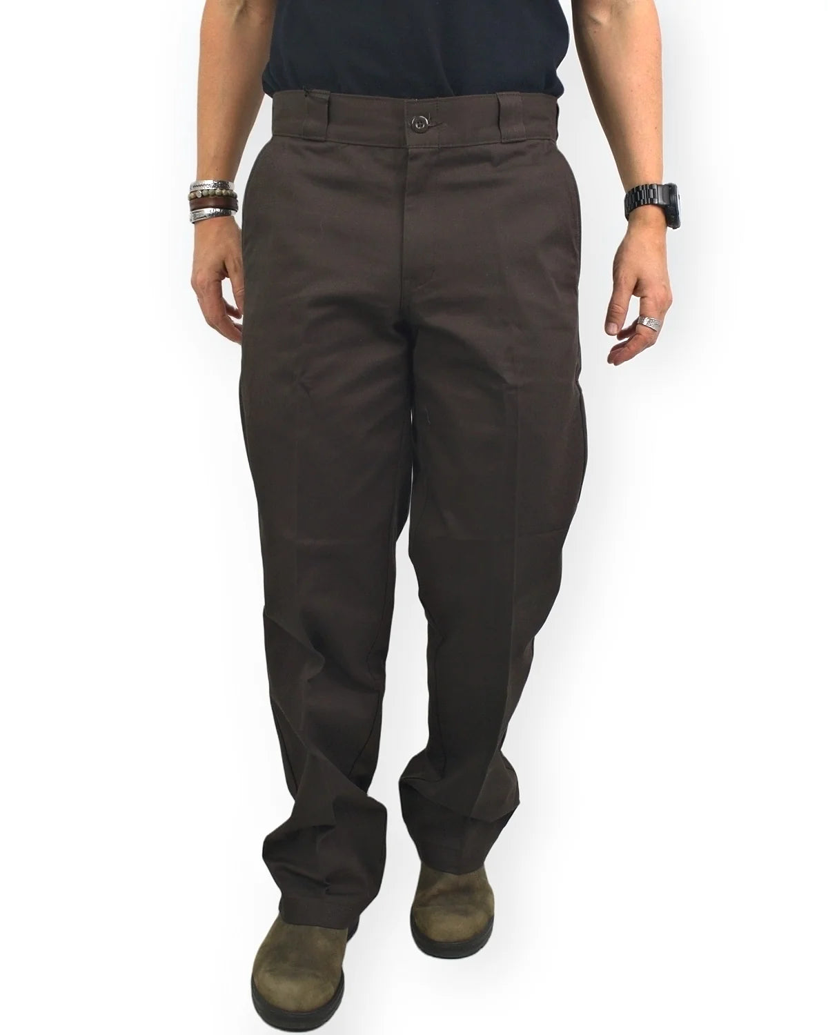 Dickies 247 Regular Work Pant arbetsbyxor i brunt, framsida med pressveck, på modell
