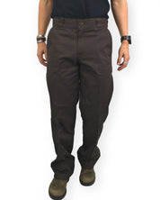 Dickies 247 Regular Work Pant arbetsbyxor i brunt, framsida med pressveck, på modell