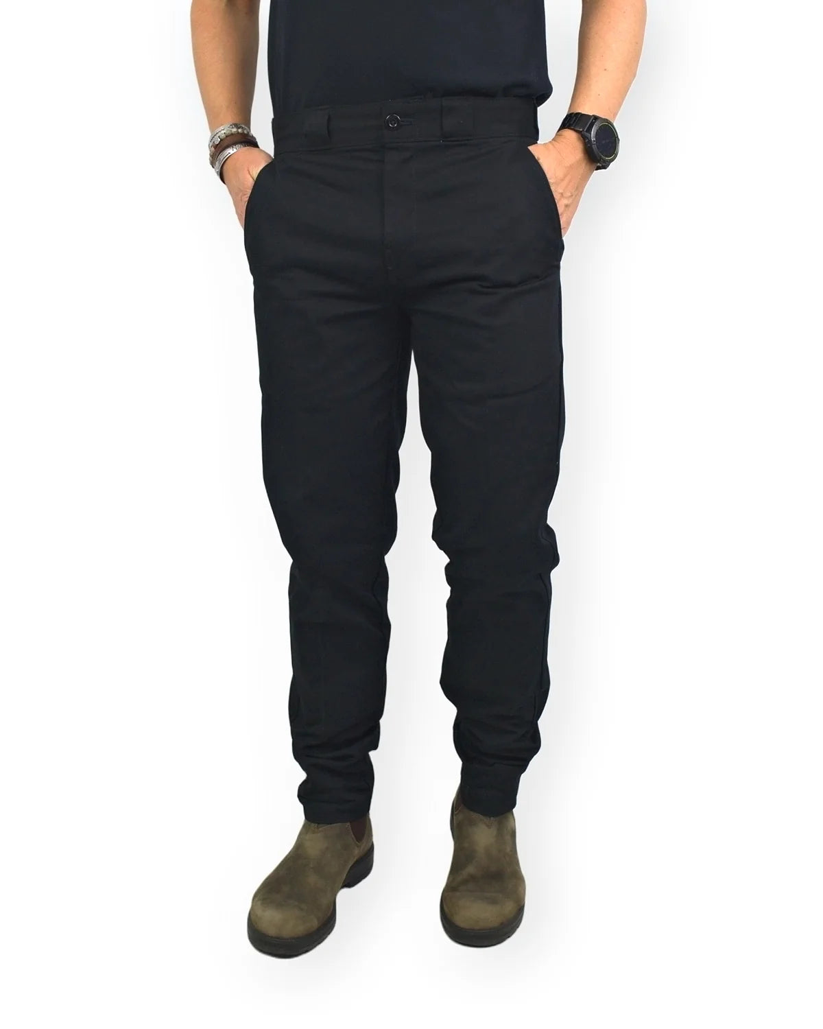 Dickies 247 Slim Work Pant arbetsbyxor i svart, framsida, på modell