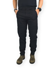 Dickies 247 Slim Work Pant arbetsbyxor i svart, framsida, på modell