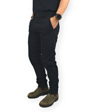 Dickies 247 Slim Work Pant arbetsbyxor i svart, snett framifrån, på modell