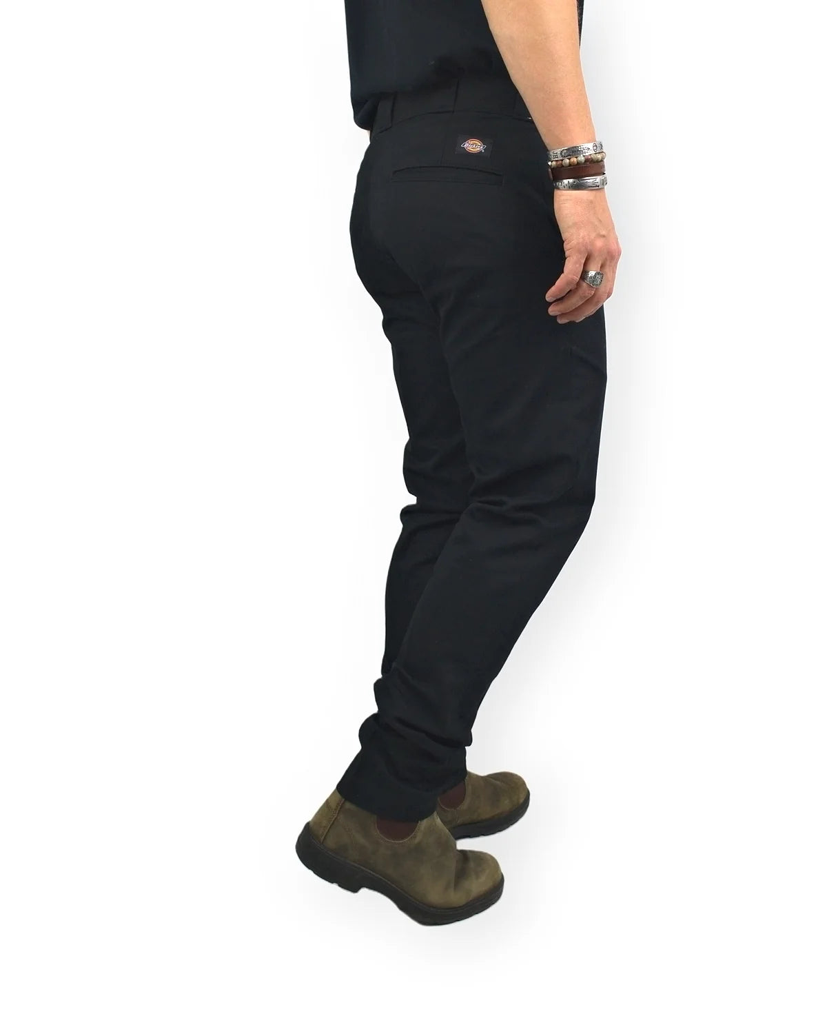 Dickies 247 Slim Work Pant arbetsbyxor i svart, från sidan med Dickies-etikett, på modell