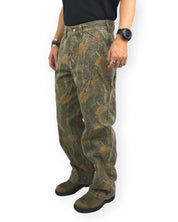 Dickies Houck Loose Straight canvasbyxor i kamouflage, snett framifrån med hammarslejf, på modell