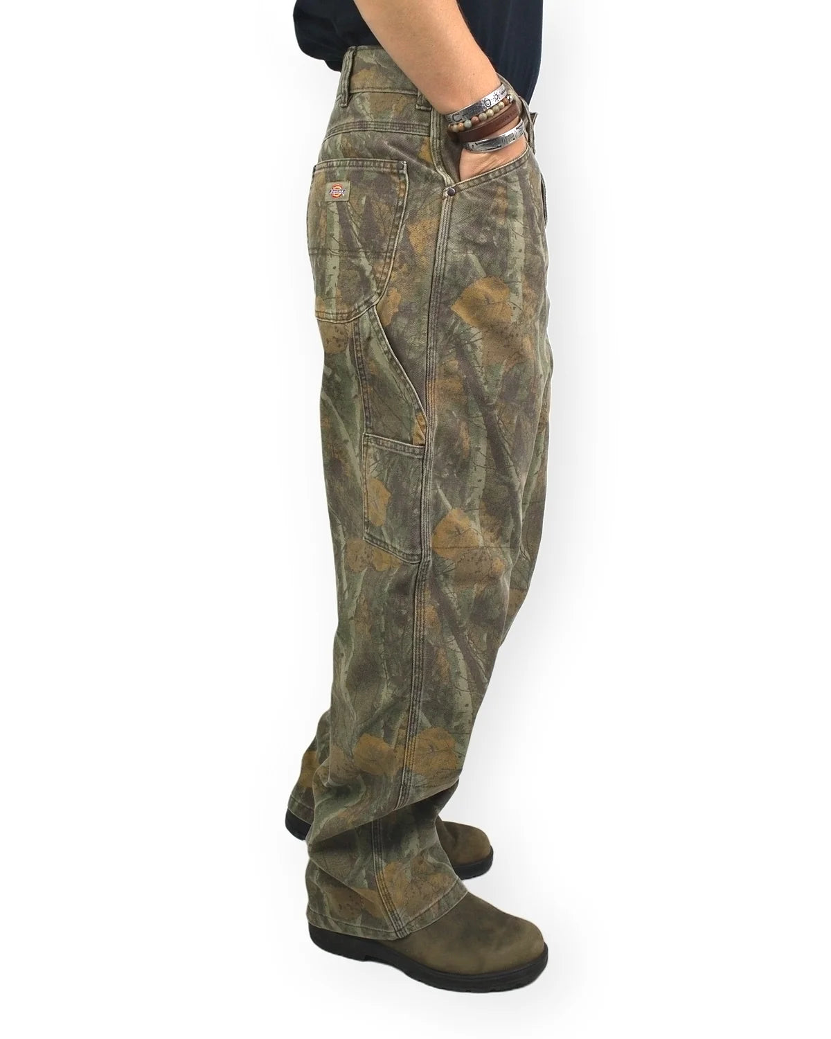 Dickies Houck Loose Straight canvasbyxor i kamouflage, från sidan, på modell