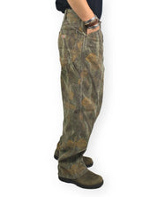 Dickies Houck Loose Straight canvasbyxor i kamouflage, från sidan, på modell